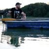Ein Angler auf einem Ruderboot trägt das Hexenhaus-Shirt von Laba.