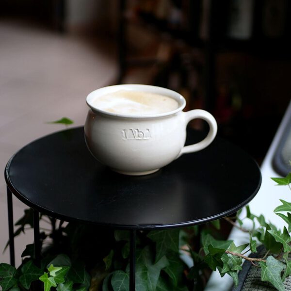 Eine gefüllte Cappuccino-Tasse der Marke Laba steht im Laba Flagship Store, Görlitz.