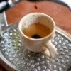 Espresso in einer Epresso-Tasse, gezogen aus der Kaffeebohne "Richtig Guter Kaffee" der Marke Laba.